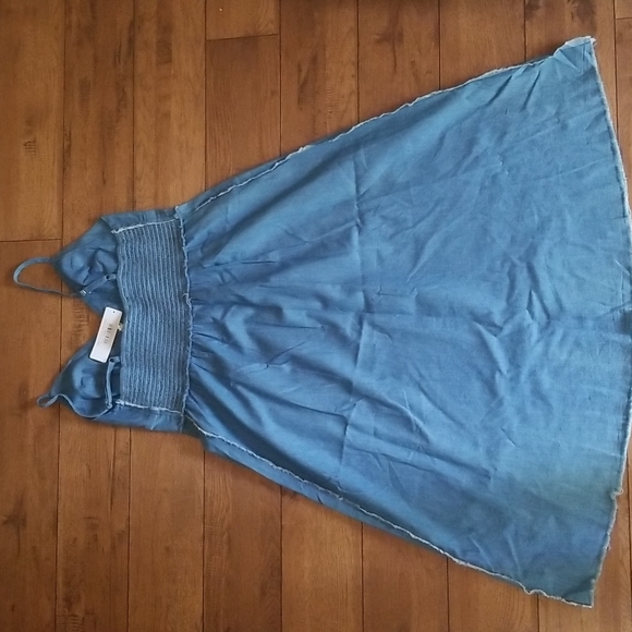 Hem and thread dress - Picture 2 of 2